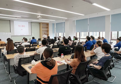 在工作中不斷學(xué)習(xí)，在學(xué)習(xí)中不斷進(jìn)步